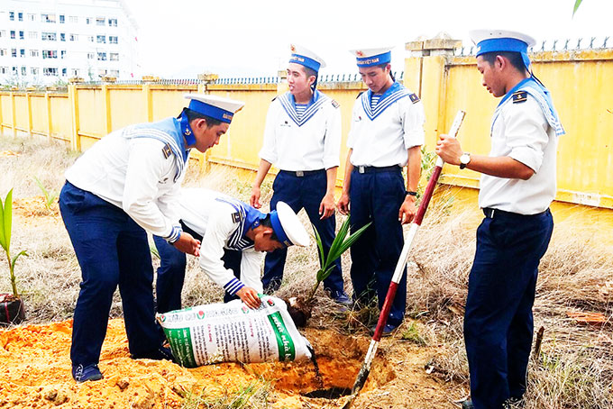 Các chiến sĩ đơn vị trồng tặng cây dừa cho Trường Tiểu học Căn cứ quân sự Cam Ranh.