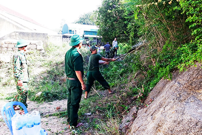 Các cán bộ, chiến sĩ phát quang  trong khuôn viên Trường cấp 1, 2 Bình Ba.