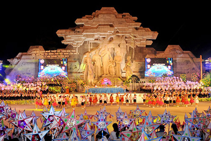 Sân khấu chính ở Quảng trường Nguyễn Tất Thành, TP. Tuyên Quang sẽ diễn ra nhiều tiết mục biểu diễn nghệ thuật đặc sắc.