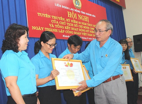 Ông Nguyễn Hòa - Chủ tịch Liên đoàn Lao động tỉnh Khánh Hòa tặng bằng khen cho những tập thể, cá nhân có nhiều đóng góp.