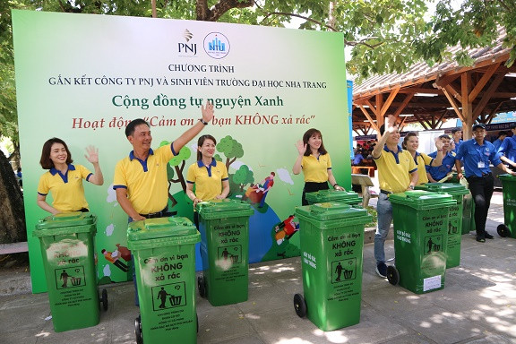 Công ty PNJ trao tặng thùng rác cho Trường ĐH Nha Trang để tuyên truyền về bảo vệ môi trường. 
