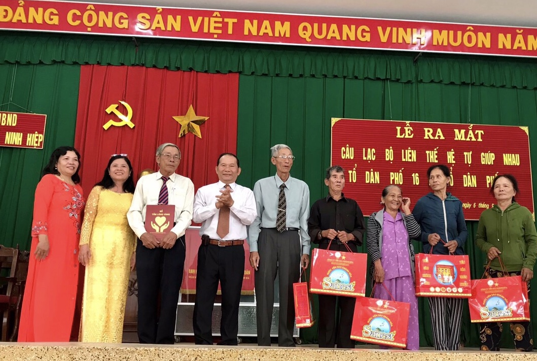 Ông Lê Xuân Hạnh - Trưởng Ban đại diện Hội người cao tuổi tỉnh Khánh Hòa trao quà cho CLB và các thành viên có hoàn cảnh khó khăn.