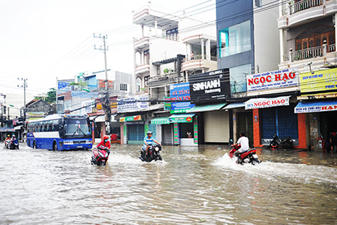 Đường 2-4 đoạn qua chợ Bàu (Vĩnh Thọ) hay bị ngập sâu mỗi khi có mưa lớn kéo dài.