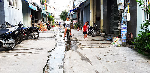 Một con hẻm của đường Nguyễn An nhếch nhác do nước sinh hoạt chảy tràn trên lòng đường.