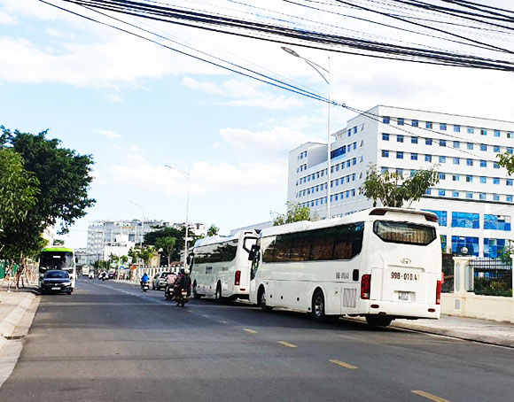 Xe du lịch bao vây bệnh viện