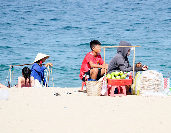 Tái diễn bán hàng rong bãi biển