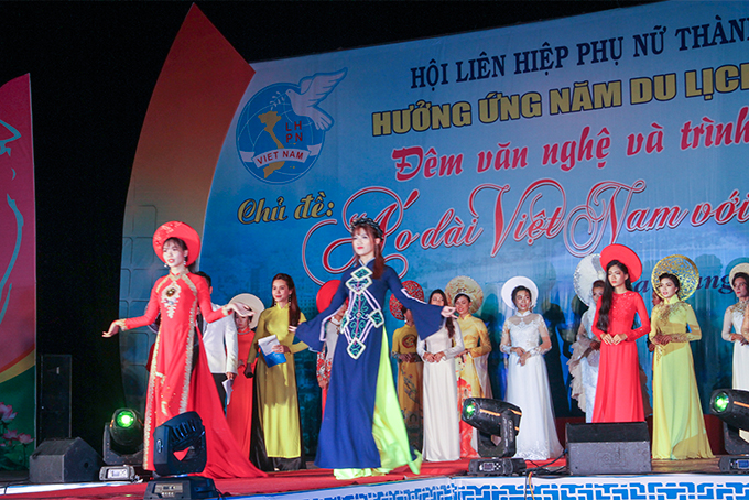 Màn trình diễn áo dài của các hội viên phụ nữ ở TP.Nha Trang.