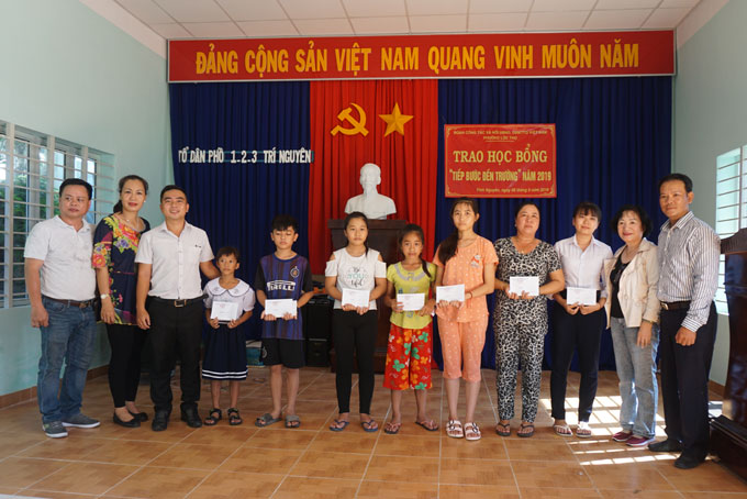 Tặng quà cho các em học sinh ở đảo Trí Nguyên.