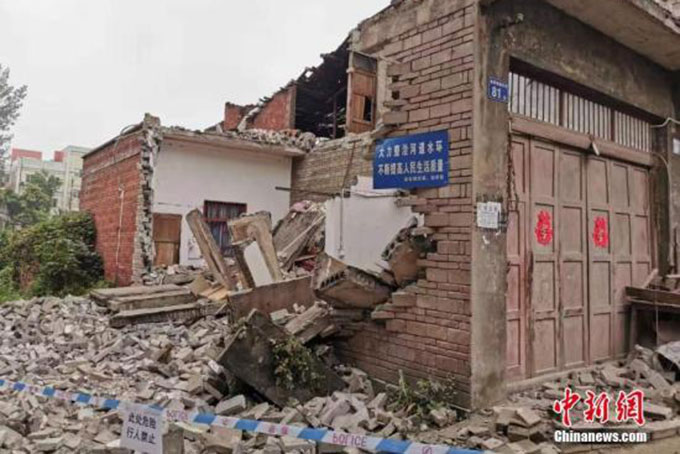 Một ngôi nhà bị sập tại khu vực tâm chấn. Ảnh: China News.