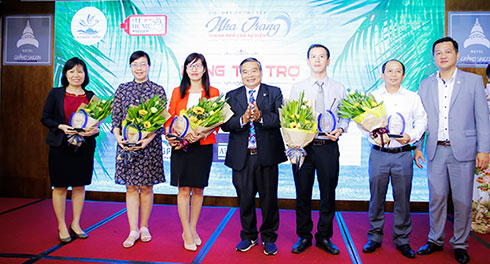 _ Ông Nguyễn Văn Thành tặng hoa và kỷ niệm chương cho các đơn vị có đóng góp cho các hoạt động của ngành Du lịch Khánh Hòa tại Hội chợ ITE TP. Hồ Chí Minh 2019.