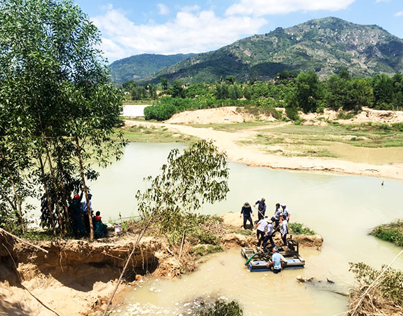 Bờ sông khu vực Trại chăn nuôi Suối Dầu: Bị sạt lở nghiêm trọng