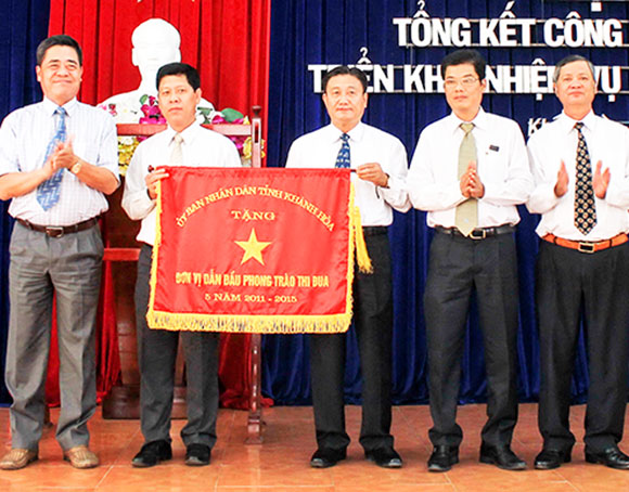 Đồng chí Lê Thanh Quang - Ủy viên Trung ương Đảng, Bí thư Tỉnh ủy trao cờ đơn vị dẫn đầu phong trào thi đua 5 năm 2011 - 2015 của UBND tỉnh cho Cục Thuế tỉnh. 