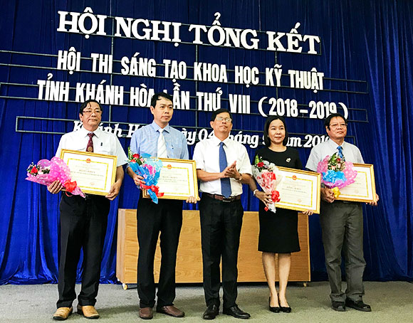 Đồng chí Nguyễn Tấn Tuân trao bằng khen của UBND tỉnh cho các tập thể và cá nhân có nhiều thành tích trong hội thi.