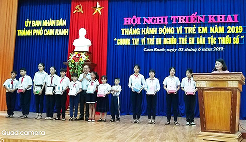 UBND TP. Cam Ranh phối hợp với Sở Lao động - Thương binh và Xã hội trao quà cho trẻ em nghèo học giỏi.