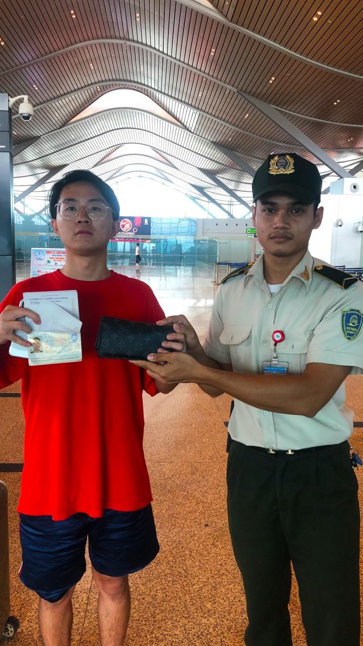 Hành khách Lou Tao Tao, quốc tịch Trung Quốc được trao trả tài sản bỏ quên tại sân bay Cam Ranh.