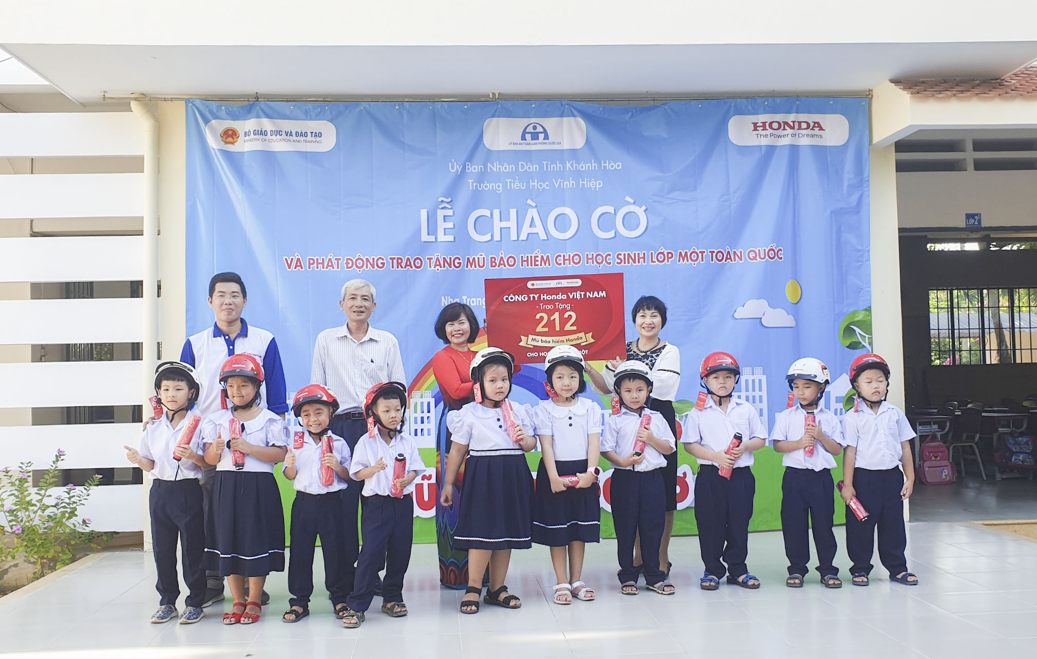 Trao tặng 212 mũ bảo hiểm cho học sinh Trường Tiểu học Vĩnh Hiệp