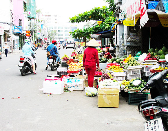 Bày hàng hóa xuống lòng đường
