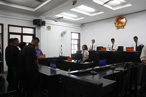 Mâu thuẫn giao thông, rủ nhau đi đánh người