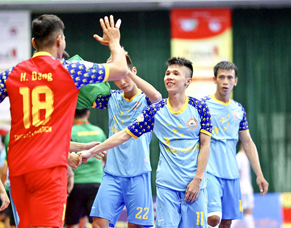 Niềm vui của các cầu thủ Sanvinest Sanatech Khánh Hòa  trong một trận đấu lượt về.
