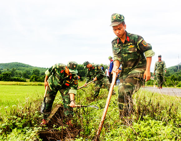 Đoàn viên, thanh niên Bộ Chỉ huy Quân sự tỉnh nạo vét kênh mương  tại xã Khánh Hiệp (huyện Khánh Vĩnh).