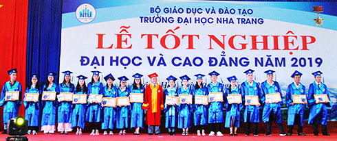 Hiệu trưởng Trường Đại học Nha Trang trao bằng tốt nghiệp cho các sinh viên. 