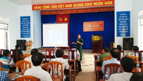 Báo cáo viên Bộ Chỉ huy Bộ đội Biên phòng tỉnh Khánh Hòa tuyên truyền cho các cán bộ và ngư dân.