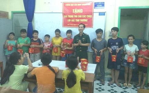Bộ đội Biên phòng tỉnh Khánh Hòa tặng quà cho các cháu lớp học tình thương