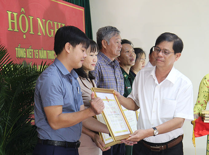Ông Nguyễn Tấn Tuân trao bằng khen cho các tập thể, cá nhân tiêu biểu.