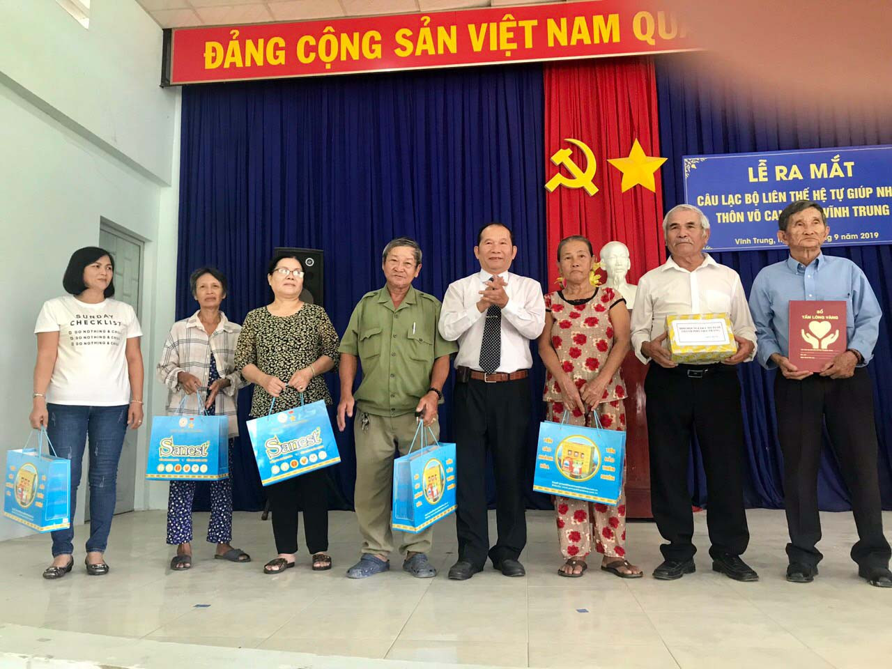 Ông Lê Xuân Hạnh - Trưởng Ban địa diện Hội Người cao tuổi tỉnh tặng quà cho các thành viên câu lạc bộ có hoàn cảnh khó khăn