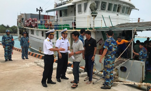 Các ngư dân gặp nạn được đưa lên đảo Sinh Tồn.