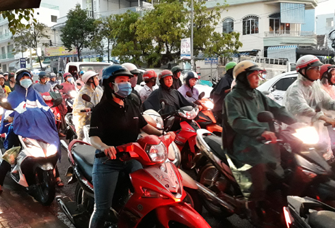 Nha Trang: Mưa giông lớn vào giờ tan tầm, giao thông ách tắc