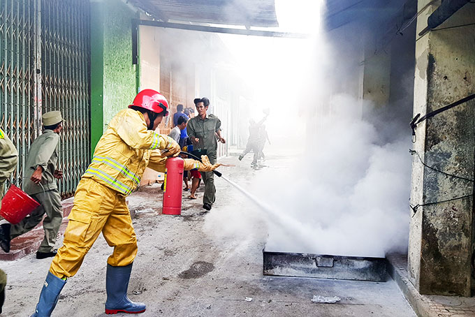 Lực lượng chữa cháy cơ sở phường Vĩnh Nguyên tham gia chữa cháy trong tình huống giả định.  