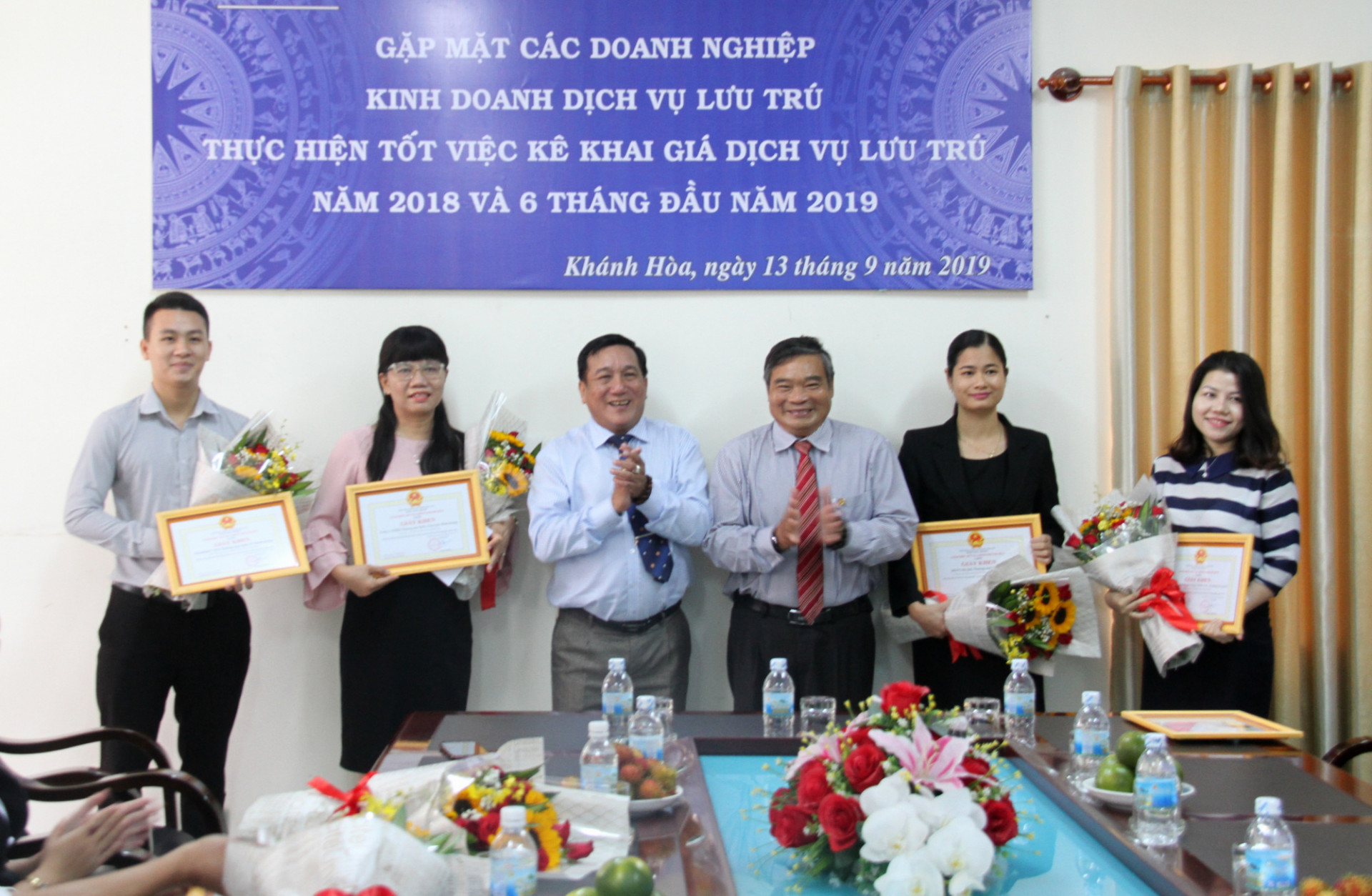 Lãnh đạo Sở Tài chính và Hiệp hội Du lịch Nha Trang – Khánh Hòa trao thưởng cho các doanh nghiệp làm tốt việc kê khai giá dịch vụ lưu trú