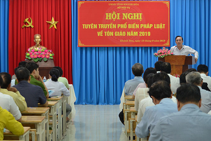 Ông Nguyễn Hữu Dinh - Trưởng Ban tôn giáo tỉnh tuyên truyền phổ biến về Luật tín ngưỡng tôn giáo.
