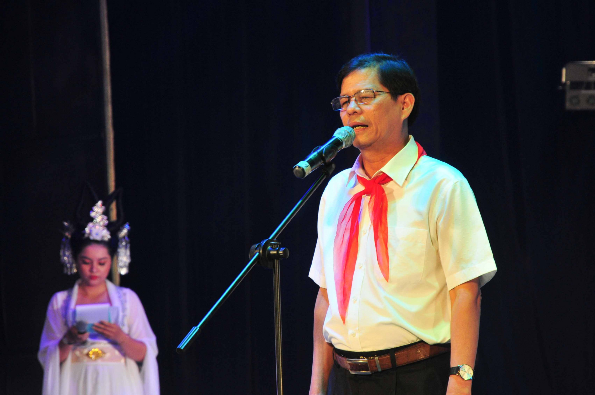 Nguyen Tan Tuan expressing good wishes to children 
