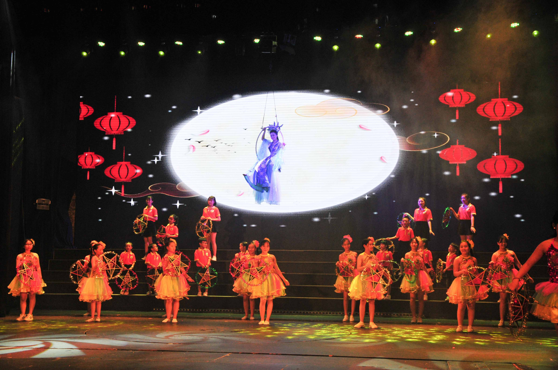 Music performance reflecting features of Mid-Autumn Festival