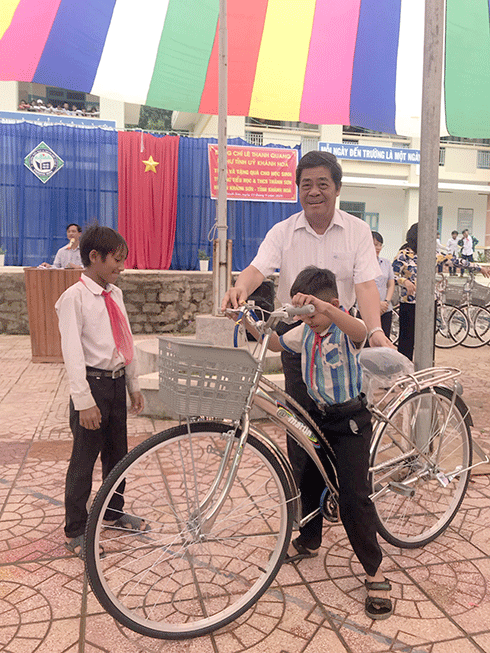 Tặng 100 chiếc xe đạp cho học sinh đồng bào dân tộc thiểu số nghèo xã Thành Sơn