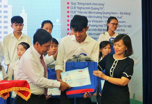 Ông Phan Thông và các đại biểu trao học bổng cho tân sinh viên. 