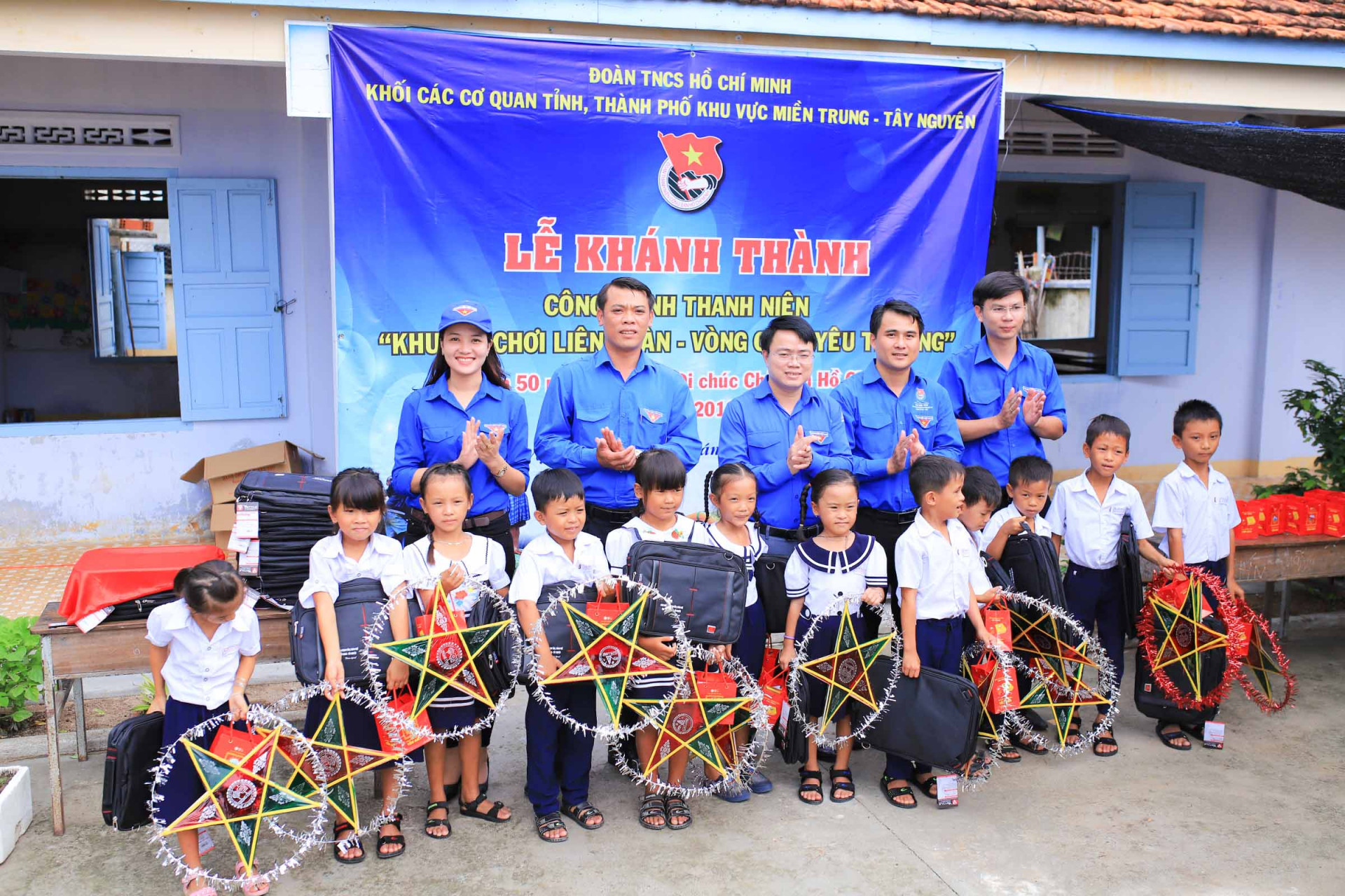 Các đại biểu tặng quà cho các học sinh trên đảo