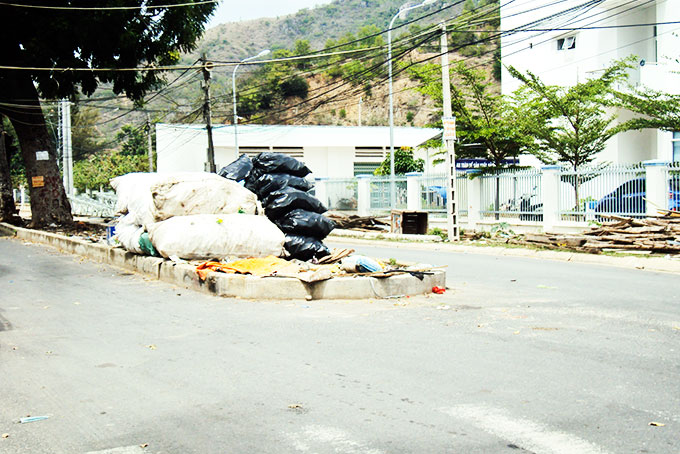 Dải phân cách thành nơi chứa phế liệu