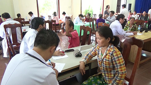 đoàn y, bác sỹ Bệnh viện ĐH Y, dược TPHCM khám phát thuốc cho 1000 lượt người bệnh xã Xuân Sơn
