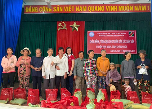 Tặng quà cho các hộ nghèo, hộ cận nghèo xã Xuân Sơn