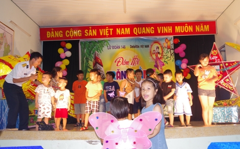 Cán bộ, chiến sĩ Lữ đoàn tổ chức cho các cháu chơi trò chơi vui nhộn.