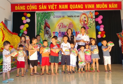 Chỉ huy Lữ đoàn và cán bộ địa phương trao quà Trung thu cho các cháu.