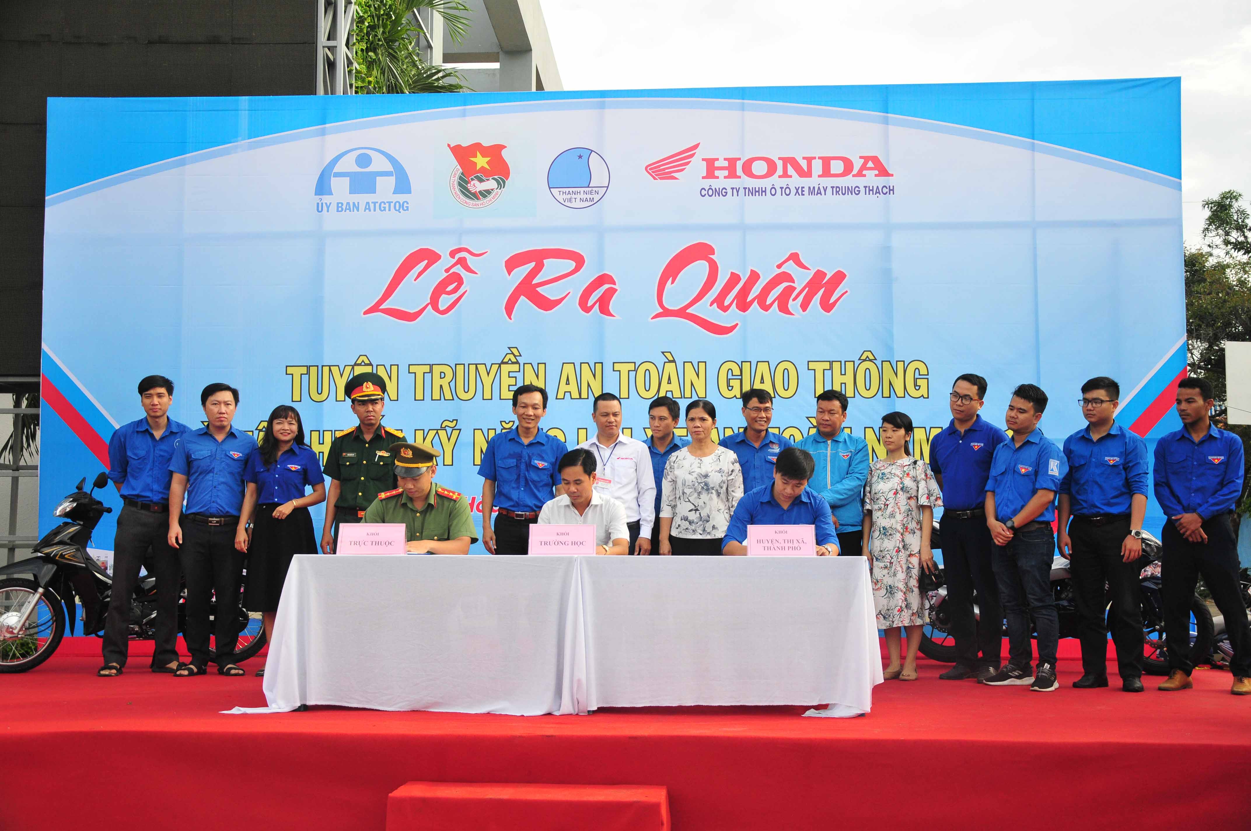 Gần 1.200 đoàn viên, thanh niên tham gia ra quân tuyên truyền an toàn giao thông