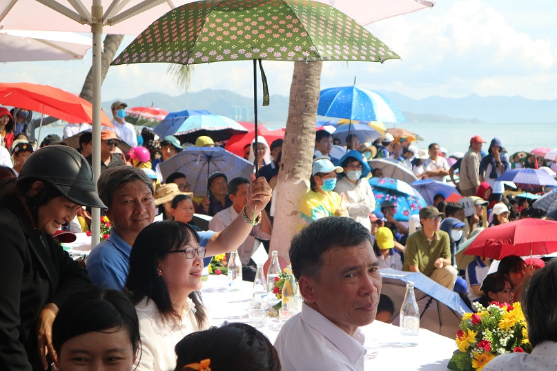 Trời nắng nóng nhưng rất đông cán bộ, giáo viên, học sinh và người dân đã tới bãi biển Trần Phú để cổ vũ cho Hải Đăng. 