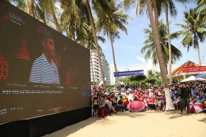 Đông đảo người dân ngồi trước màn hình Led theo dõi cuộc thi. 