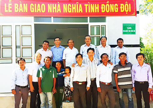 Hội Cựu chiến binh Cam Ranh bàn giao nhà nghĩa tình đồng đội, xóa nhà tạm  cho gia đình hội viên nghèo.
