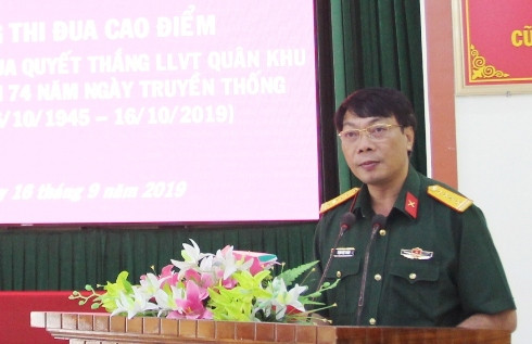 Đại tá Trịnh Việt Thành - Chính ủy Bộ CHQS tỉnh Khánh Hòa phát động đợt thi đua.