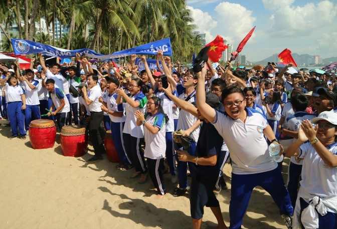 Students cheering for Hai Dang